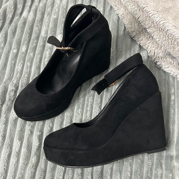 Black Heels With Adjustable Buckle - Picture 3 of 7